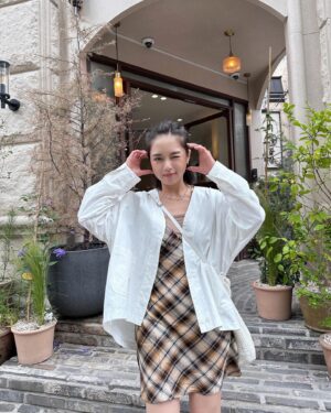 Cecilia So Instagram - 雖然偶爾看到衣服的皺摺也會有「這樣子啊？」但～ 還是不會熨～
我～ 就是不愛熨衣服的人類^.^
希望大家也能坦誠地擁抱自己
例如說～ 我就是熱愛星期一～ 又可以工作了嘻嘻