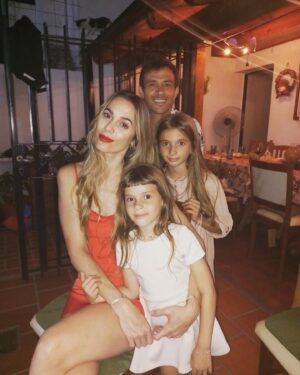 Cecilia Bonelli Instagram - La navidad siempre será perfecta con ellos a mi lado! #feliznavidad para todos/as!!! 🎄❤️🎅🏻🍾