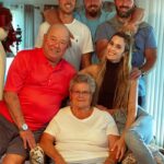 Cecilia Bonelli Instagram - Hola gente linda! Hoy les voy a contar un poco más de mí y mi familia. Suelo ser bastante reservada con algunas cosas pero esta es una linda historia! Este es nuestra ¨Familia Americana¨ es la familia que adoptó a papá hace muchos muchos años atrás cuando él decidió hacer un intercambio cultural. Pasaron los años y el amor y el cariño siguen intacto… este viaje lo hicimos junto a mis hermanos (Juanchi/Juanma & Kaki) para acompañar a papá a la despedida de #scott (su hermano americano) que pasó a otra vida. Existe la familia de sangre, si es verdad! Pero también la familia que uno puede elegir! #claysburg #2021 #familytrip #chestertown