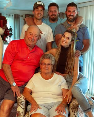 Cecilia Bonelli Instagram - Hola gente linda! Hoy les voy a contar un poco más de mí y mi familia. Suelo ser bastante reservada con algunas cosas pero esta es una linda historia! Este es nuestra ¨Familia Americana¨ es la familia que adoptó a papá hace muchos muchos años atrás cuando él decidió hacer un intercambio cultural. Pasaron los años y el amor y el cariño siguen intacto… este viaje lo hicimos junto a mis hermanos (Juanchi/Juanma & Kaki) para acompañar a papá a la despedida de #scott (su hermano americano) que pasó a otra vida. Existe la familia de sangre, si es verdad! Pero también la familia que uno puede elegir! #claysburg #2021 #familytrip #chestertown