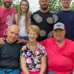 Cecilia Bonelli Instagram - Hola gente linda! Hoy les voy a contar un poco más de mí y mi familia. Suelo ser bastante reservada con algunas cosas pero esta es una linda historia! Este es nuestra ¨Familia Americana¨ es la familia que adoptó a papá hace muchos muchos años atrás cuando él decidió hacer un intercambio cultural. Pasaron los años y el amor y el cariño siguen intacto… este viaje lo hicimos junto a mis hermanos (Juanchi/Juanma & Kaki) para acompañar a papá a la despedida de #scott (su hermano americano) que pasó a otra vida. Existe la familia de sangre, si es verdad! Pero también la familia que uno puede elegir! #claysburg #2021 #familytrip #chestertown
