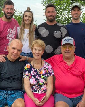 Cecilia Bonelli Instagram - Hola gente linda! Hoy les voy a contar un poco más de mí y mi familia. Suelo ser bastante reservada con algunas cosas pero esta es una linda historia! Este es nuestra ¨Familia Americana¨ es la familia que adoptó a papá hace muchos muchos años atrás cuando él decidió hacer un intercambio cultural. Pasaron los años y el amor y el cariño siguen intacto… este viaje lo hicimos junto a mis hermanos (Juanchi/Juanma & Kaki) para acompañar a papá a la despedida de #scott (su hermano americano) que pasó a otra vida. Existe la familia de sangre, si es verdad! Pero también la familia que uno puede elegir! #claysburg #2021 #familytrip #chestertown