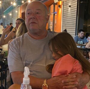 Cecilia Bonelli Instagram - Hoy me desperté Necesitando tus abrazos, tus llamados, tus consejos y ese “yo tb te amo hija”. Lo único que siento es una tremenda tristeza y mucho mucho dolor. Se que el tiempo ayudará a sanar todo esto. Fuiste el mejor papá del mundo entero, acompañándome a sol y sombra en cualquier parte del mundo. Me quedo con todo lo que me enseñaste en esta vida pa. Prometo honrar tu apellido y hablarle a #lupita, a #carme, y al bb que está en camino de vos siempre. Te amo y te amaré eternamente “pupi”. Agarrá a Mamá fuerte de la mano y recorran juntos el cielo.