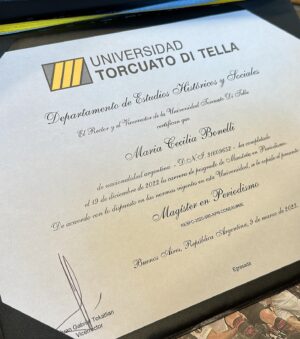 Cecilia Bonelli Instagram - “Que nunca nadie te diga que no podes”… esa frase es para vos, para mi, para todos ustedes. ¿Cómo vas a organizarte siendo madre y trabajando para hacerte el tiempo y el espacio para estudiar?. No se como lo hice, pero cuando uno lo desea…créanme que se logra. Del 2021 al 2022 mi vida fue un torbellino, pero hoy miro estas fotos y este diploma y se me infla el pecho. Gracias familia y amigos por haber estado siempre alentándome. Gracias @daricvitaok por bancarme en estas aventuras que descompaginaron tanto la rutina familiar. Gracias @martincasullo y @aldanacasu por su tiempo y acompañamiento!. Los abrazos que ven al final del video son abrazos de felicidad y emoción por una vez más haberlo logrado. No me lo digo seguido, pero hoy me toca: “Estoy muy orgullosa de mi” ❤️🌸 #masterenperiodismo #universidadtorcuatoditella