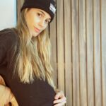 Cecilia Bonelli Instagram - Hello! 👋 aquí estoy una vez más para contarles más detalles de este embarazo tan deseado! 🤭🥹💕. El día que decidí hacerme el test @daricvitaok estaba en Ecuador 🇪🇨 viajando al 🏟 de la U Católica para jugar la sudamericana con @cab_oficial. Lo llamé por FaceTime, le mostré el test y no entendía nada! Me dijo: ¿y eso qué es? A lo que le contesté: ¡vamos a ser papás otra vez! 😍. Fue increíble porque a la semana como ya les conté me dio COVID. La pasé muy mal porque se mezclaron las sensaciones del embarazo y las del COVID, un combo que se las regalo 🎁. Mucho desgano, cansancio 🥱 y a esto se le sumó más reposo por recomendación del Obstetra, algo que también tuve en los embarazos de Lupita y Carmelita. Cuando ya tuve el alta, channnnn 🫣 bronquitis!!! Otra semana más encerrada, lo que ya sumaba un mes y medio! Entre todo esto las niñas enfermas también y mucha convivencia con mi marido ya retirado! Jajaja 😝 24/7 viéndonos las caras. La cuestión es que este bebé 👶🏼 va creciendo día tras días al igual que mi panza! Se vienen muchos cambios para nosotros como familia… muchos! Pero eso se los contaré más adelante….