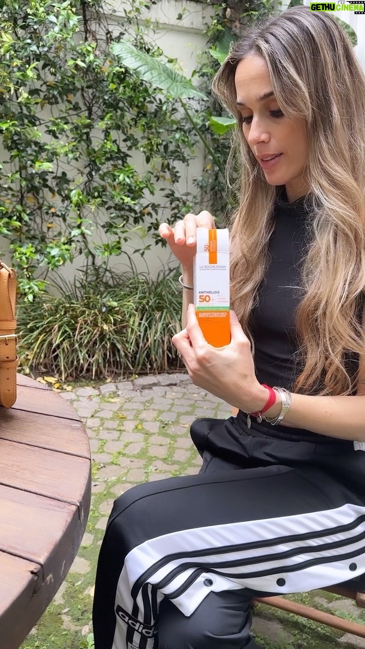 Cecilia Bonelli Instagram - Hoy quiero compartirles parte de mi rutina diaria en el cuidado de mi piel🧏♀️. Antes de salir de casa siempre me pongo mi protector solar! Y más aún en esta época del año! 🌞 Mi favorito es Anthelios Toque Seco, un protector solar facial de amplio espectro (UVA, UVB) que ayuda a proteger contra los daños producidos por algunos rayos infrarrojos y por la contaminación. ✅ES ANTI BRILLO Y MATIFICANTE, LOGRA UN EFECTO SECO POR 12 HS (10 VECES MÁS MATIFICANTE QUE LA VERSIÓN ANTERIOR). ✅NO DEJA RESIDUOS ✅MAYOR ABSORCIÓN VS. FÓRMULA ANTERIOR ✅ OFRECE ALTA PROTECCIÓN GRACIAS A SU FILTRO MEXORYL 400 ✅VIENE EN VERSIÓN CON Y SIN COLOR #SolaresLaRochePosay #ProtecciónUVTodoElAño #AntheliosTodoElAño #LaRochePosay @larocheposay