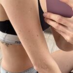 Cecilia Bonelli Instagram - Alguna vez te miraste todos los lunares? sabes cuantos tenes? La Roche-Posay dentro de su campaña Salva Tu Piel brinda el servicio de asesoramiento en foto educación con dermatólogos que te enseñan a proteger tu piel del sol para que puedas seguir disfrutando del mismo conscientemente y para poder aprender a realizarte un autochequeo en tu casa y analizar los lunares. @larocheposay #larocheposay #salvátupiel #chequeatuslunares @lorealgroupe_latam