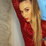 Cecilia Bonelli Instagram - A ver cm le ponemos brillo 🔆 a este #viernes? #ladyinred Que levante la mano los y las amantes de los #brillos ✋🙋‍♀️