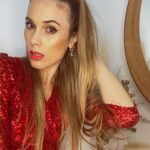 Cecilia Bonelli Instagram - A ver cm le ponemos brillo 🔆 a este #viernes? #ladyinred Que levante la mano los y las amantes de los #brillos ✋🙋‍♀️