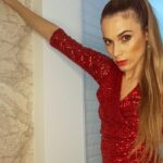 Cecilia Bonelli Instagram - A ver cm le ponemos brillo 🔆 a este #viernes? #ladyinred Que levante la mano los y las amantes de los #brillos ✋🙋‍♀️