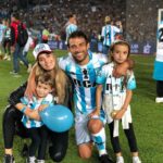 Cecilia Bonelli Instagram - “Cada historia tiene un final, pero en la vida, cada final es un nuevo comienzo”… historia es lo que vas a dejar en este maravilloso deporte ⚽️. Son muchos los que dejan sus huellas 👣 pero las tuyas serán imborrables. Por tu compañerismo, por tu compromiso, por tu profesionalismo, por tu solidaridad… el fútbol nunca te va a olvidar… siempre dijiste que preferías que la gente y tus compañeros te recuerden por todo esto y no tanto por tus goles y tus gambetas… y seguro así será!. Te prometo que lo que viene va a ser maravilloso amor… una vez más nos vamos agarrar fuerte de la mano y vamos a seguir disfrutando de esta maravillosa vida. Como ese primer día en el que te conocí, que me agarraste fuerte y no me soltaste más. Llegarán tiempos para disfrutar de los fines de semana en familia, de poder ir a ver a jugar al hockey a las nenas, de poder comer un asado sin mirar el reloj, de tener vacaciones que no sean en junio o diciembre jajaja 😜 … te aviso que tenemos una lista eterna de cosas pendientes y necesitan empezar a tacharse! Estas preparado? Acá estamos y siempre vamos a estar! Te amamos #superdario #chechu #lupita y #carmelita