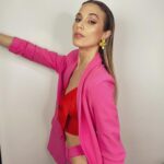 Cecilia Bonelli Instagram - A veces con una mirada …. 👀 (completa la frase) #buenmartes