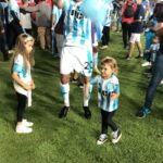 Cecilia Bonelli Instagram - “Cada historia tiene un final, pero en la vida, cada final es un nuevo comienzo”… historia es lo que vas a dejar en este maravilloso deporte ⚽️. Son muchos los que dejan sus huellas 👣 pero las tuyas serán imborrables. Por tu compañerismo, por tu compromiso, por tu profesionalismo, por tu solidaridad… el fútbol nunca te va a olvidar… siempre dijiste que preferías que la gente y tus compañeros te recuerden por todo esto y no tanto por tus goles y tus gambetas… y seguro así será!. Te prometo que lo que viene va a ser maravilloso amor… una vez más nos vamos agarrar fuerte de la mano y vamos a seguir disfrutando de esta maravillosa vida. Como ese primer día en el que te conocí, que me agarraste fuerte y no me soltaste más. Llegarán tiempos para disfrutar de los fines de semana en familia, de poder ir a ver a jugar al hockey a las nenas, de poder comer un asado sin mirar el reloj, de tener vacaciones que no sean en junio o diciembre jajaja 😜 … te aviso que tenemos una lista eterna de cosas pendientes y necesitan empezar a tacharse! Estas preparado? Acá estamos y siempre vamos a estar! Te amamos #superdario #chechu #lupita y #carmelita
