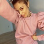 Cecilia Bonelli Instagram - Hay alguien que va asomando 🐣y se está haciendo notar 🙈. Estos últimos 3 meses fueron durísimos! Sucedieron tantas cosas!!! Hace una semana perdí a mi papá de manera repentina y tengo una tristeza que no puedo expresar con palabras. Solo contarles que estoy aprendiendo a valorar toda la fuerza 💪interna que tengo para seguir adelante. Motivos me sobran… aunque no sea fácil. Ver a mi pancita crecer me llena de ilusión de que todo lo que viene ayudará a sanar. Hoy vuelvo a @espn @scespn @espnargentina y tengo muchas novedades para contarles. Se vienen cambios lindos … pero eso se los contaré mas adelante 🙊