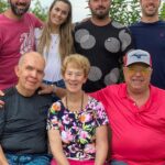 Cecilia Bonelli Instagram - Hola gente linda! Hoy les voy a contar un poco más de mí y mi familia. Suelo ser bastante reservada con algunas cosas pero esta es una linda historia! Este es nuestra ¨Familia Americana¨ es la familia que adoptó a papá hace muchos muchos años atrás cuando él decidió hacer un intercambio cultural. Pasaron los años y el amor y el cariño siguen intacto… este viaje lo hicimos junto a mis hermanos (Juanchi/Juanma & Kaki) para acompañar a papá a la despedida de #scott (su hermano americano) que pasó a otra vida. Existe la familia de sangre, si es verdad! Pero también la familia que uno puede elegir! #claysburg #2021 #familytrip #chestertown