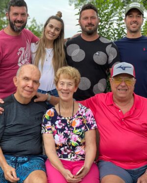 Cecilia Bonelli Instagram - Hola gente linda! Hoy les voy a contar un poco más de mí y mi familia. Suelo ser bastante reservada con algunas cosas pero esta es una linda historia! Este es nuestra ¨Familia Americana¨ es la familia que adoptó a papá hace muchos muchos años atrás cuando él decidió hacer un intercambio cultural. Pasaron los años y el amor y el cariño siguen intacto… este viaje lo hicimos junto a mis hermanos (Juanchi/Juanma & Kaki) para acompañar a papá a la despedida de #scott (su hermano americano) que pasó a otra vida. Existe la familia de sangre, si es verdad! Pero también la familia que uno puede elegir! #claysburg #2021 #familytrip #chestertown