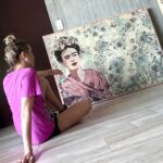 Cecilia Bonelli Instagram - Todos tenemos un artista 👩‍🎨 que amamos, ya sea por su historia, su valentía o su fuerza interior… yo en particular siempre Amé a #fridakahlo y ese deseo de tenerla en un cuadro 🖼️ me lo cumplió la genia de @luquelau, una amiga y artista que admiro mucho! Nunca entendí mucho de ARTE pero a veces creo que no hay que entender demasiado, sino CONECTAR. Con este cuadro me pasa algo hermoso… mi mirada se pierde y conecta con esa energía y ese amor que @luquelau le puso a cada trazo. Gracias 🙏 lau por este hermoso presente. “Enamórate de ti, de la vida y luego de quien tú quieras” Frida Kahlo🌸🖼️♥️