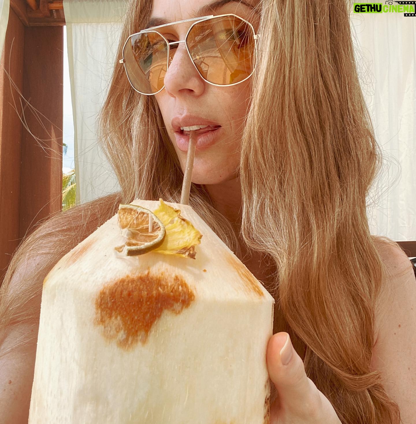 Cecilia Bonelli Instagram - Era inevitable no hacer una foto con este coco 🥥. Cada tanto me hago la sexy jajaja 😜 #mexico🇲🇽 #family