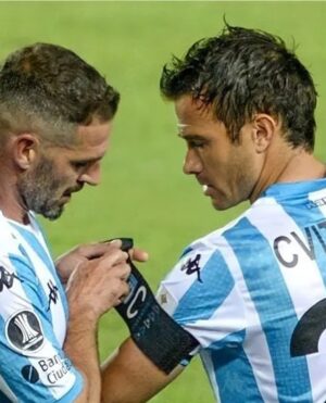 Cecilia Bonelli Instagram - “Cada historia tiene un final, pero en la vida, cada final es un nuevo comienzo”… historia es lo que vas a dejar en este maravilloso deporte ⚽️. Son muchos los que dejan sus huellas 👣 pero las tuyas serán imborrables. Por tu compañerismo, por tu compromiso, por tu profesionalismo, por tu solidaridad… el fútbol nunca te va a olvidar… siempre dijiste que preferías que la gente y tus compañeros  te recuerden por todo esto y no tanto por tus goles y tus gambetas… y seguro así será!. Te prometo que lo que viene va a ser maravilloso amor… una vez más nos vamos agarrar fuerte de la mano y vamos a seguir disfrutando de esta maravillosa vida. Como ese primer día en el que te conocí, que me agarraste fuerte y no me soltaste más. Llegarán tiempos para disfrutar de los fines de semana en familia, de poder ir a ver a jugar al hockey a las nenas, de poder comer un asado sin mirar el reloj, de tener vacaciones que no sean en junio o diciembre jajaja 😜 … te aviso que tenemos una lista eterna de cosas pendientes y necesitan empezar a tacharse! Estas preparado? Acá estamos y siempre vamos a estar! Te amamos #superdario #chechu #lupita y #carmelita