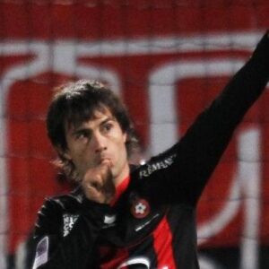 Cecilia Bonelli Instagram - “Cada historia tiene un final, pero en la vida, cada final es un nuevo comienzo”… historia es lo que vas a dejar en este maravilloso deporte ⚽️. Son muchos los que dejan sus huellas 👣 pero las tuyas serán imborrables. Por tu compañerismo, por tu compromiso, por tu profesionalismo, por tu solidaridad… el fútbol nunca te va a olvidar… siempre dijiste que preferías que la gente y tus compañeros  te recuerden por todo esto y no tanto por tus goles y tus gambetas… y seguro así será!. Te prometo que lo que viene va a ser maravilloso amor… una vez más nos vamos agarrar fuerte de la mano y vamos a seguir disfrutando de esta maravillosa vida. Como ese primer día en el que te conocí, que me agarraste fuerte y no me soltaste más. Llegarán tiempos para disfrutar de los fines de semana en familia, de poder ir a ver a jugar al hockey a las nenas, de poder comer un asado sin mirar el reloj, de tener vacaciones que no sean en junio o diciembre jajaja 😜 … te aviso que tenemos una lista eterna de cosas pendientes y necesitan empezar a tacharse! Estas preparado? Acá estamos y siempre vamos a estar! Te amamos #superdario #chechu #lupita y #carmelita