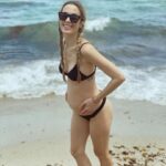 Cecilia Bonelli Instagram - Hello hello 😁 bueno aquí estoy! Contándoles un poquito más de esta nueva aventura en familia! 🤰👨‍👩‍👧‍👧. Realmente estamos muy felices y como digo siempre #juntos es mejor. La pancita sigue creciendo día tras día. Esta semana tuve cita con quien será mi Obstetra en este nuevo país, y eso ya me deja muy tranquila. Hoy hicimos pic nic en la playa 🏝 y fue todo tan lindo y tan sencillo que estoy empezando a disfrutar mucho del tiempo en familia y de lo simple…. De eso se trata no? En estos días les contaré un poco más… gracias por el aguante del otro lado ❤️ 🌸🏝😁