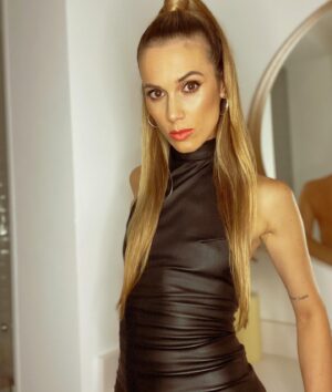 Cecilia Bonelli Instagram - Si en vez de mirar el #look 🧐 miraste el moretón que tengo en la pierna sos una de esas personas #detallistas Jajaja 😜 #buenmartes