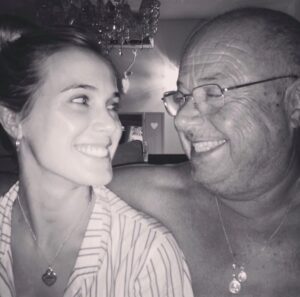 Cecilia Bonelli Instagram - Hoy me desperté Necesitando tus abrazos, tus llamados, tus consejos y ese “yo tb te amo hija”. Lo único que siento es una tremenda tristeza y mucho mucho dolor. Se que el tiempo ayudará a sanar todo esto. Fuiste el mejor papá del mundo entero, acompañándome a sol y sombra en cualquier parte del mundo. Me quedo con todo lo que me enseñaste en esta vida pa. Prometo honrar tu apellido y hablarle a #lupita, a #carme, y al bb que está en camino de vos siempre. Te amo y te amaré eternamente “pupi”. Agarrá a Mamá fuerte de la mano y recorran juntos el cielo.