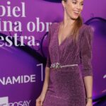 Cecilia Bonelli Instagram - El #martes fui al lanzamiento de La Roche-Posay en el #malba. El violeta es el color de la transformación y Pure Niacinamide 10, el nuevo serum concentrado anti-manchas, llegó para transformar tu piel. 💜Gracias a su activo principal Niacinamida pura al 10% mejora el aspecto de las manchas en todo tipo de piel desde primera semana de uso 💪 @larocheposay #LaRochePosay #SerumAntimanchas #NiacinamidaPura