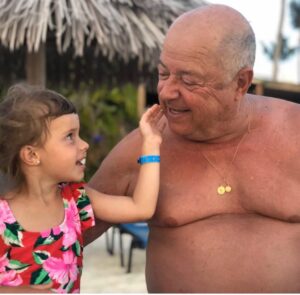 Cecilia Bonelli Instagram - Hoy me desperté Necesitando tus abrazos, tus llamados, tus consejos y ese “yo tb te amo hija”. Lo único que siento es una tremenda tristeza y mucho mucho dolor. Se que el tiempo ayudará a sanar todo esto. Fuiste el mejor papá del mundo entero, acompañándome a sol y sombra en cualquier parte del mundo. Me quedo con todo lo que me enseñaste en esta vida pa. Prometo honrar tu apellido y hablarle a #lupita, a #carme, y al bb que está en camino de vos siempre. Te amo y te amaré eternamente “pupi”. Agarrá a Mamá fuerte de la mano y recorran juntos el cielo.