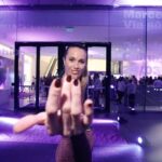 Cecilia Bonelli Instagram - El #martes fui al lanzamiento de La Roche-Posay en el #malba. El violeta es el color de la transformación y Pure Niacinamide 10, el nuevo serum concentrado anti-manchas, llegó para transformar tu piel. 💜Gracias a su activo principal Niacinamida pura al 10% mejora el aspecto de las manchas en todo tipo de piel desde primera semana de uso 💪 @larocheposay #LaRochePosay #SerumAntimanchas #NiacinamidaPura
