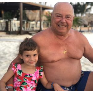 Cecilia Bonelli Instagram - Hoy me desperté Necesitando tus abrazos, tus llamados, tus consejos y ese “yo tb te amo hija”. Lo único que siento es una tremenda tristeza y mucho mucho dolor. Se que el tiempo ayudará a sanar todo esto. Fuiste el mejor papá del mundo entero, acompañándome a sol y sombra en cualquier parte del mundo. Me quedo con todo lo que me enseñaste en esta vida pa. Prometo honrar tu apellido y hablarle a #lupita, a #carme, y al bb que está en camino de vos siempre. Te amo y te amaré eternamente “pupi”. Agarrá a Mamá fuerte de la mano y recorran juntos el cielo.