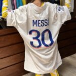 Cecilia Bonelli Instagram - A Lupe y Carme las emocionó la camiseta. A Darío y a mí, la humildad de ustedes. Y si la emoción se nos hizo lágrimas fue porque todos necesitamos ejemplos como vos Leo, como vos Anto! “Ser sencillos es lo que los hace todavía más grandes”. GRACIAS ETERNAS🙏🌸♥️ @leomessi @antonelaroccuzzo