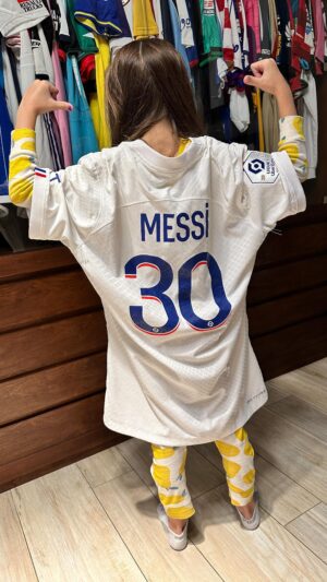 Cecilia Bonelli Instagram - A Lupe y Carme las emocionó la camiseta. A Darío y a mí, la humildad de ustedes. Y si la emoción se nos hizo lágrimas fue porque todos necesitamos ejemplos como vos Leo, como vos Anto! “Ser sencillos es lo que los hace todavía más grandes”. GRACIAS ETERNAS🙏🌸♥️ @leomessi @antonelaroccuzzo