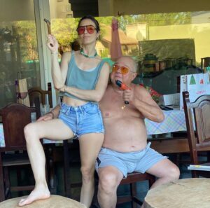 Cecilia Bonelli Instagram - Hoy me desperté Necesitando tus abrazos, tus llamados, tus consejos y ese “yo tb te amo hija”. Lo único que siento es una tremenda tristeza y mucho mucho dolor. Se que el tiempo ayudará a sanar todo esto. Fuiste el mejor papá del mundo entero, acompañándome a sol y sombra en cualquier parte del mundo. Me quedo con todo lo que me enseñaste en esta vida pa. Prometo honrar tu apellido y hablarle a #lupita, a #carme, y al bb que está en camino de vos siempre. Te amo y te amaré eternamente “pupi”. Agarrá a Mamá fuerte de la mano y recorran juntos el cielo.