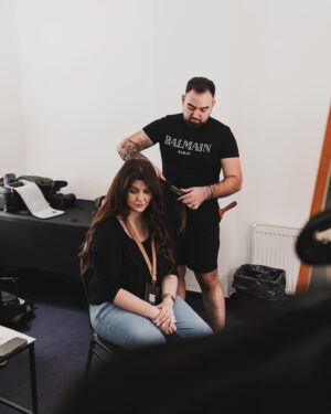 Celeste Buckingham Instagram - Takto to vyzeralo aj v #backstage na #starmus - Chcela by som sa veľmi pekne poďakovať tým, ktorí v ňom boli spolu so mnou. 
#dreamteam : 
👨🏼‍🦲môj manažér @lumirmati 
💄MUAH @thomastomsik 
📸 camera & video @ideadivisions 
🤳🏼socials @kristymohr 
🌿 food @billa_sk 
👗Šaty mi špeciálne na túto príležitosť ušila @yassi.sculptures 

Záleží na tom, akých ľudí máte okolo seba 🤍