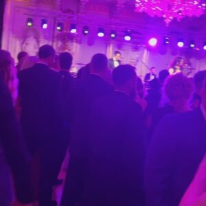 Celeste Buckingham Instagram - Mali sme tu príležitosť včera si zahrať a a zaspievať pre Hradní Stráž a pána Prezidenta v Prahe. Nesmierne sme si to užili, verím že aj naše publikum tiež. A vám aspoň takto ukážeme ako bolo na hrade u našich susedov 🖤 vďaka patrí samozrejme @lumirmati @miro.laho @filipvalabek @vavramatej #concert #ples #praha