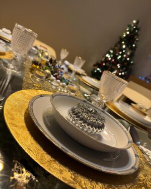 Celeste Buckingham Instagram - New Year’s Eve Dinner Party s mojou nádhernou @celbuckingham
 Obaja vám prajeme len to najlepšie do nového roka 2024, veľa úspechov zdravia štastia a lásky 🥳✨🥳✨ #XoXo

#happynewyear #2024 #SNR #Madeira #friends #vacay #holiday #ocean #fireworks #foodie
