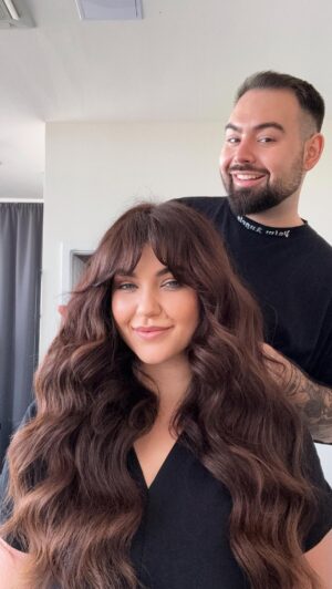 Celeste Buckingham Instagram - Tajomstvo Celestinych dlhých vlasov 😉🤫aj takto vyzerajú prípravy na koncert… 🤍 prajeme krásny víkend 🤍

#GetGlam #hair #extentions #beauty #salon