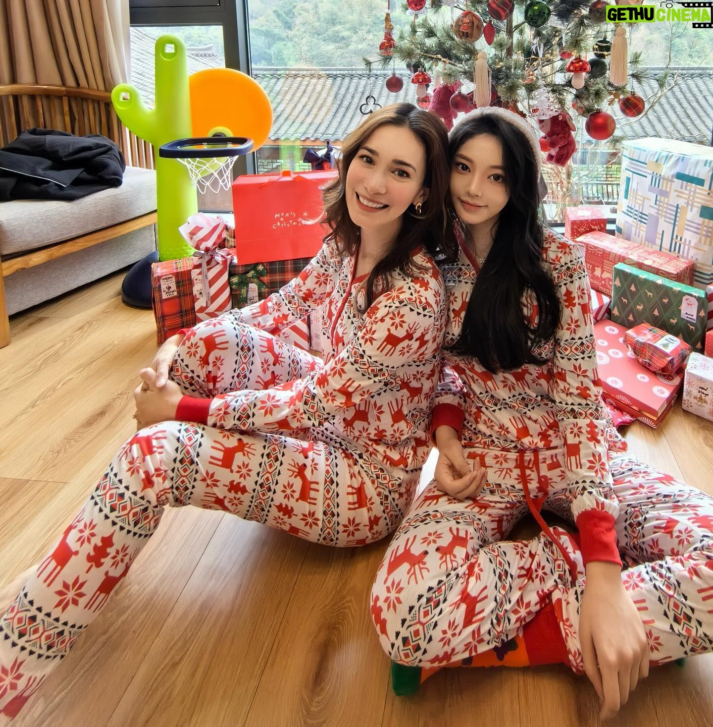 Celina Jade - 8.3K Likes - Merry Christmas! 🎁
