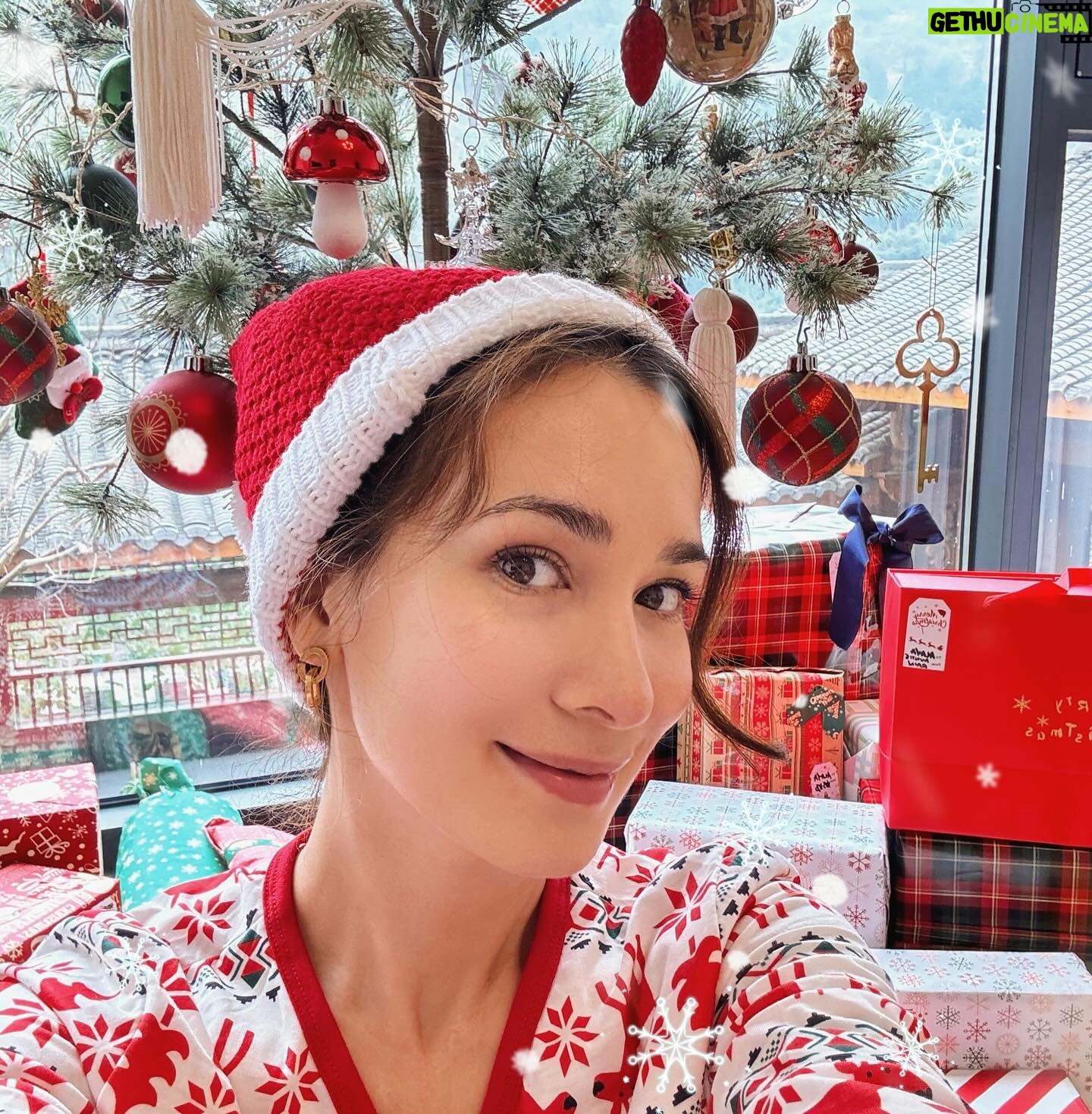 Celina Jade - 8.3K Likes - Merry Christmas! 🎁