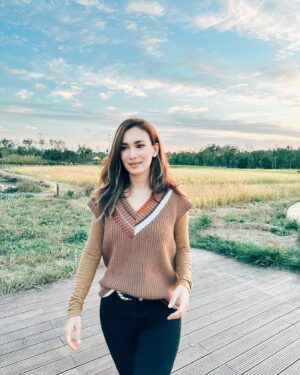 Celina Jade Instagram - I want my baby to grow up loving nature like me!