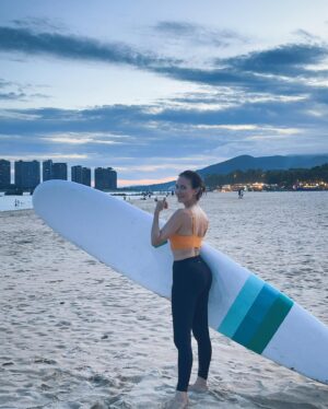 Celina Jade Instagram - Never too late to learn something new! Glad someone told me to wear pants hehe #surfergirl