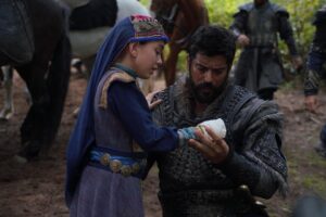 Cemre Demircan Instagram - Birlikte bir sezonu daha geride bırakmak,sizinle aynı dizide rol almak,hatta Fatma hatun olmak gurur verici…Sizleri çok seviyorum💕💕💕 @burakozcivit @yildiz_c_atiksoy @kurulusosman 
@kurulusdizisi 
@bozdagfilm 

129.bölümden💕💕
