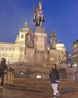Cemre Demircan Instagram - Prag day1🥰 #praguedancinghouse #ulusalmüzeprag #prague