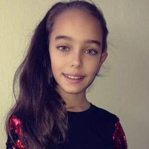 Cemre Demircan Instagram - 🥰Uçuşan minik saçlarımla😊

#kids #kidsfashion #kidsmodel #fatmahatun #kurulusosman