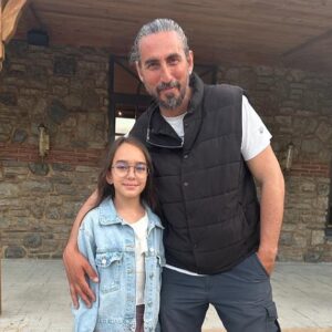 Cemre Demircan Instagram - Kuruluş Osman ailesi olarak 4.sezona veda ettik…Üzerimde emeği olan,birlikte çalıştığım fotoğrafta olan olmayan herkese sonsuz Teşekkürler…Harika bir ekiple çok güzel anılarla  bir sezonu daha geride bıraktık…💕💕💕
@kurulusosman @bozdagfilm @mehmetbozdag @aslizeyneppekerbozdag @kadirilter @fatmanurgüldalı @aliozansalkım @_ahmet_yilmazz @demarke @vicabon @dodokido