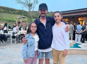 Cemre Demircan Instagram - Kuruluş Osman ailesi olarak 4.sezona veda ettik…Üzerimde emeği olan,birlikte çalıştığım fotoğrafta olan olmayan herkese sonsuz Teşekkürler…Harika bir ekiple çok güzel anılarla  bir sezonu daha geride bıraktık…💕💕💕
@kurulusosman @bozdagfilm @mehmetbozdag @aslizeyneppekerbozdag @kadirilter @fatmanurgüldalı @aliozansalkım @_ahmet_yilmazz @demarke @vicabon @dodokido