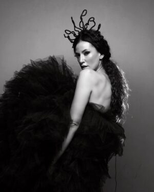 Cemre Melis Çınar Instagram - 🐈‍⬛
. 
. 
. 
.

📸 @ilkeruzunalan
 Makeup💋 @iremkilicli 
Styling @recepdemirayy