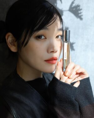Cent Chihiro Chittiii Instagram - THREE初のフレグランス
ESSENTIAL SCENTSの
POPUPへ。
石、花、木、果実、種
100パーセント精油で作られた
自然の香りに心地よく包まれて
魂にエネルギーをもらえる感じが
しました。すきです。

「ESSENTIAL SCENTS GARDEN」11/20までZeroBase表参道で
開催中。

@threecosmetics 

#エッセンシャルセンツ
#フレグランス
#PR