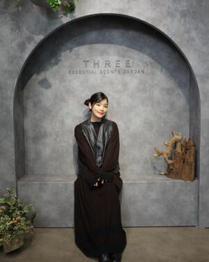 Cent Chihiro Chittiii Instagram - THREE初のフレグランス
ESSENTIAL SCENTSの
POPUPへ。
石、花、木、果実、種
100パーセント精油で作られた
自然の香りに心地よく包まれて
魂にエネルギーをもらえる感じが
しました。すきです。

「ESSENTIAL SCENTS GARDEN」11/20までZeroBase表参道で
開催中。

@threecosmetics 

#エッセンシャルセンツ
#フレグランス
#PR